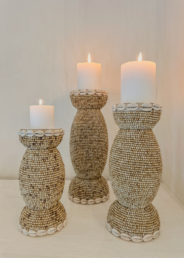 Kandelaar met glaskralen en kauri schelpen – naturel