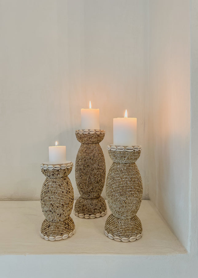 Kandelaar met glaskralen en kauri schelpen – naturel