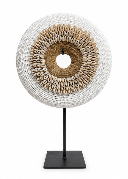 Ornament Lombok Pearl auf Ständer – Weiß & Natur 25cm