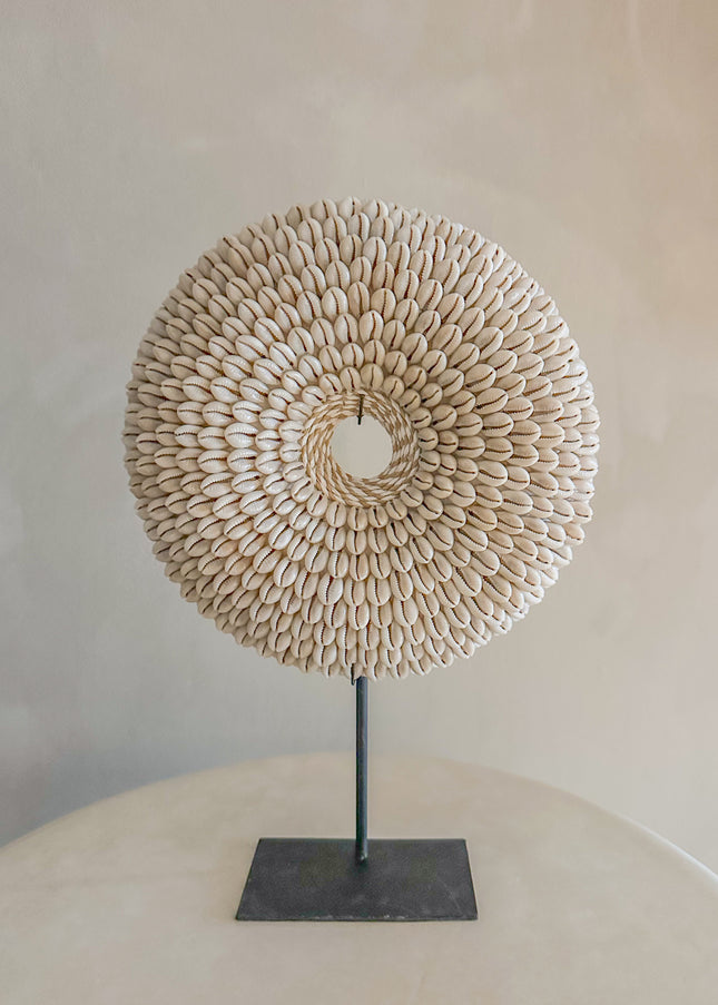 Schelpen Decoratie op Standaard Ø25xH36 cm – Kauri – Indonesië