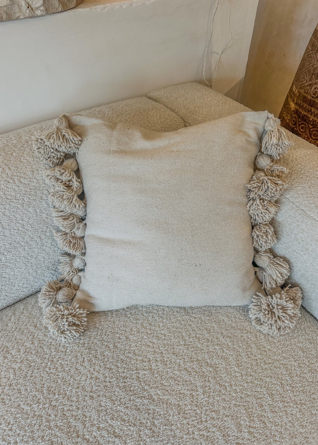 Katoenen kussenhoes met pompons – zandkleur – 50x50 cm