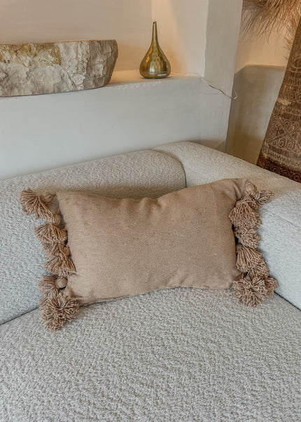 Kissenbezug aus Baumwolle mit Pompons – Camel – 60x40 cm – Mi-Casa Home and Living