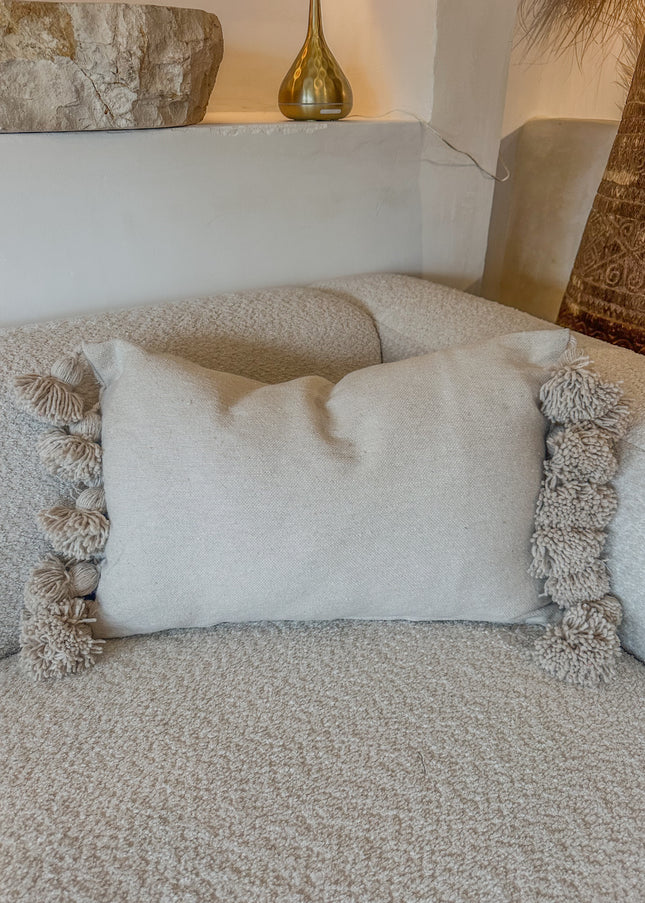Katoenen kussenhoes met pompons – zandkleur – 60x40 cm