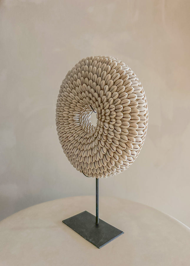 Schelpen Decoratie op Standaard Ø25xH36 cm – Kauri – Indonesië