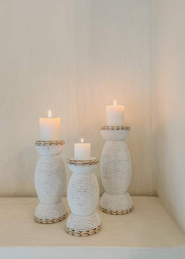 Kandelaar met glaskralen en kauri schelpen – Wit