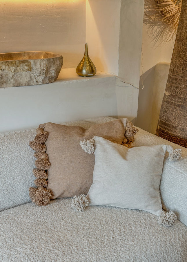 Katoenen kussenhoes met pompons – Camel – 50x50 cm