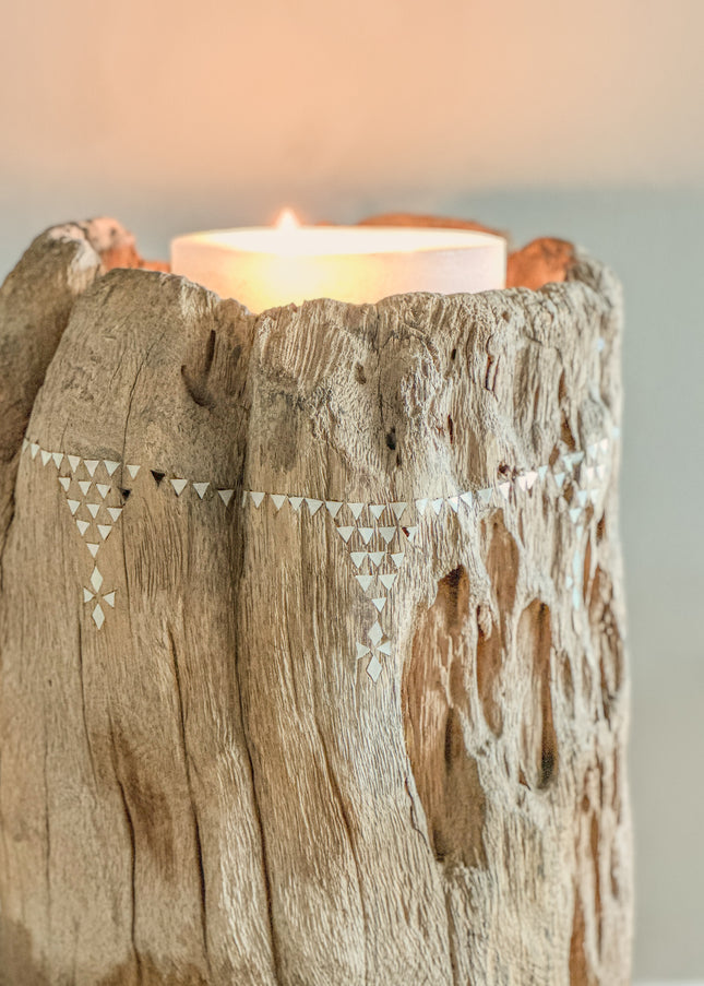 Teak hout kaarsenhouder of decoratie – boomstam met schelpinleg | nr1
