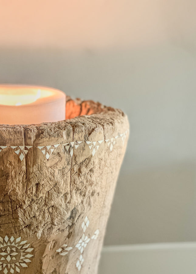 Teak hout kaarsenhouder of decoratie – boomstam met schelpinleg | nr5