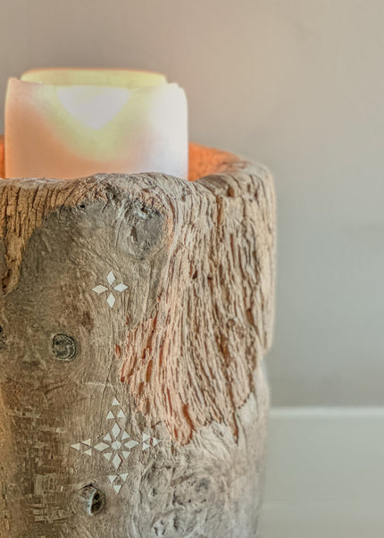 Teak hout kaarsenhouder of decoratie – boomstam met schelpinleg | nr7