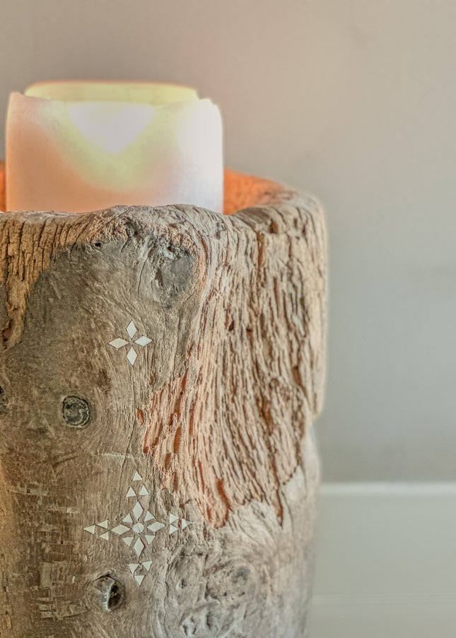 Teak hout kaarsenhouder of decoratie – boomstam met schelpinleg | nr7