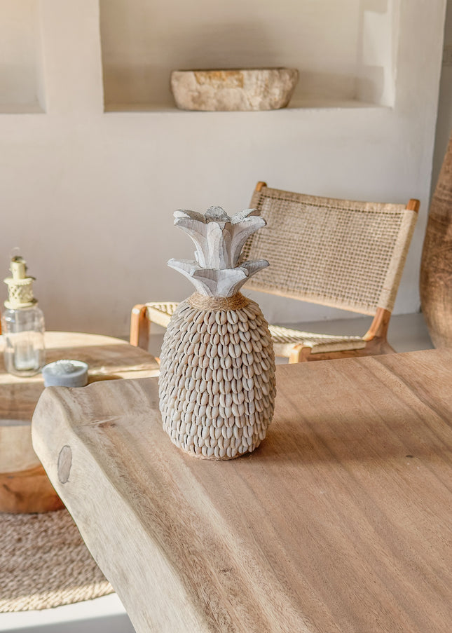 Houten ananas met kauri schelpen – handgemaakt in Indonesië