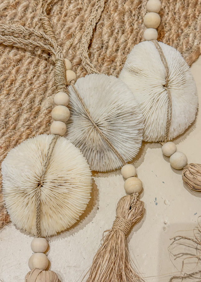 Decoratieve hanger | raffia & schelpstructuur