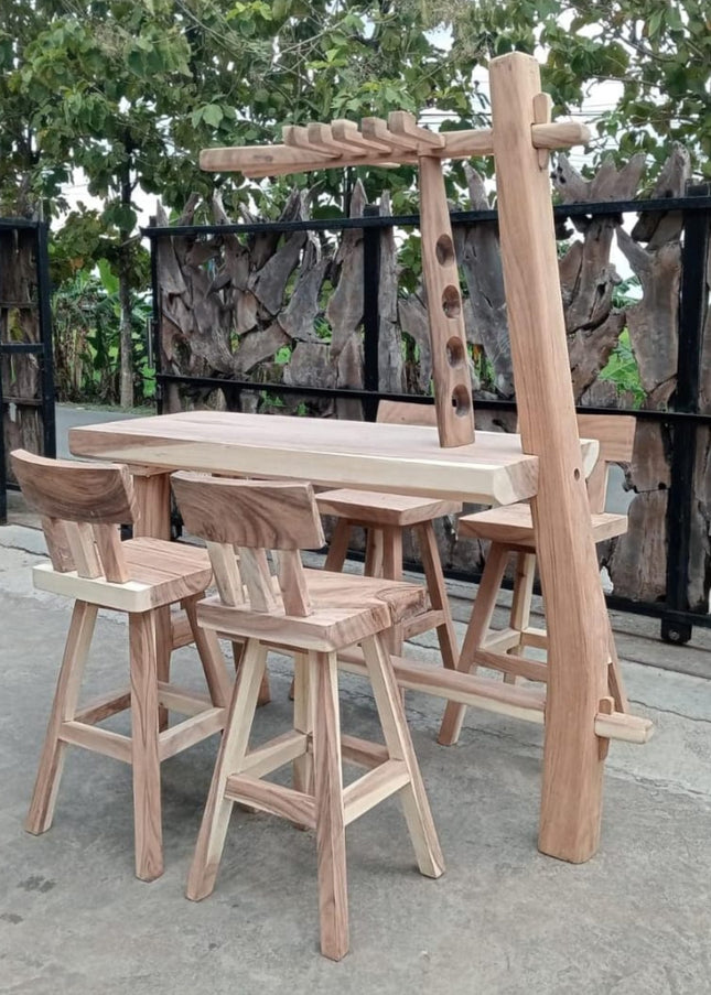 Suar Houten Bartafel met 4 Barkrukken en Wijnrek – Handgemaakt