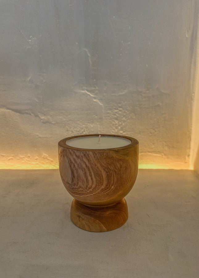 Teak Houten Kaars – Naturel met Witte Kaars
