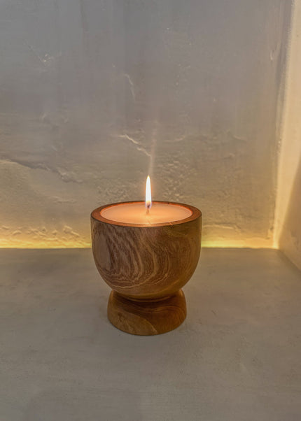 Teak Houten Kaars – Naturel met Witte Kaars