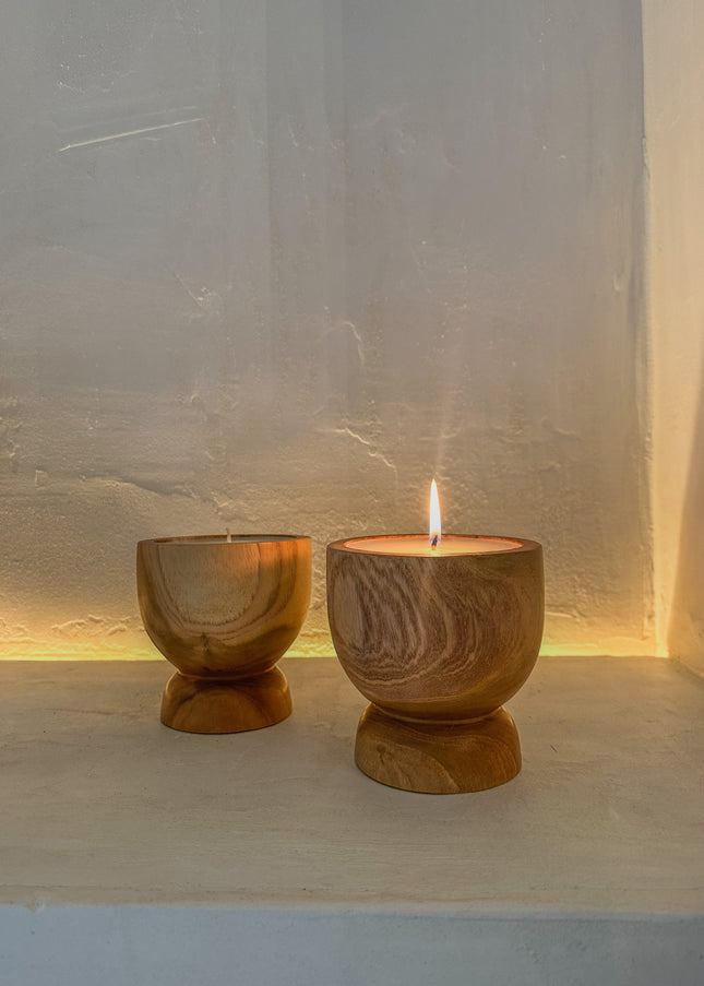 Teak Houten Kaars – Naturel met Witte Kaars