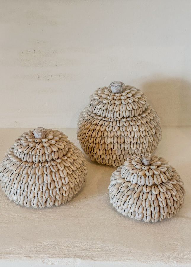 Moyo Shell Pot – houten pot met kauri schelpen