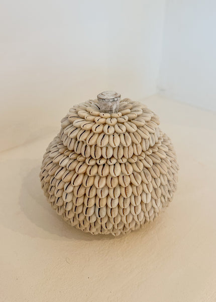 Moyo Shell Pot – houten pot met kauri schelpen